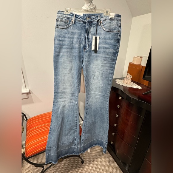 Judy Blue Stylish Blue Flare Women's Jeans - Picture 4 of 15